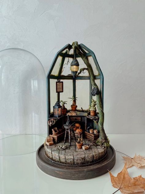 Herbology Classroom, Witch Miniatures, Mystical Crafts, Memory Lanterns, Polymer Clay Wood, Halloween Diorama, Cloche Decor, Harry Potter Miniatures, Bookshelf Art