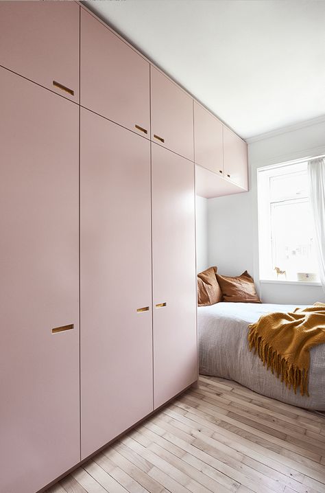 Beautiful wardrobes in delicious materials and beautiful colors for Ikea. Dressing Ikea, Ikea Wardrobe, Closet Layout, Wardrobe Solutions, Salon Interior Design, Tiny Bedroom, Wardrobe Design, Closet Bedroom, Closet Design