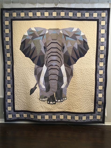 Elephant Paper Piecing, Elephant Quilt Pattern Free, Elephant Quilt Block Pattern Free, Elephant Quilt Ideas, Patchwork Elephant Pattern Free, Craft Elephant, Elephant Quilts, Violet Craft Elephant Quilt, Elephant Abstractions