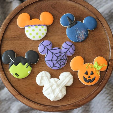 Mickey Mouse Halloween Cookies Decorated, Halloween Disney Cookies, Mickey Halloween Treats, Mickey Mouse Halloween Cookies, Mickey Halloween Cookies, Halloween Mickey Cake, Disney Sugar Cookies, Disney Halloween Treats, Disney's Halloween Treat