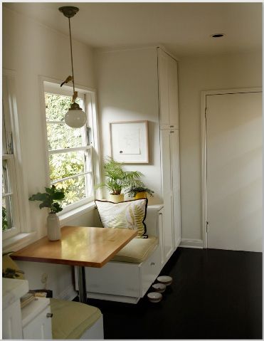 kitchen booth Table Breakfast, Small Dining Room Table, Corner Seating, Small Kitchen Tables, Breakfast Nooks, Comfy Living Room, Kitchen Corner, Kitchen Nook, Dining Nook