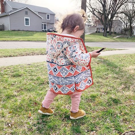 Draft a pattern for this cute jacket with a Geranium Dress pattern from Made-by-Rae. Inspired by the Grainline Studios Tamarack Jacket. Blanket Jacket Diy Free Pattern, Jacket Made From Blanket, Patchwork Coat Pattern, Tamarack Jacket Patterns Free, Jacket Made From Old Quilt, Kids Coat Pattern, Quilted Jacket Pattern Free, Quilted Tamarack Jacket Pattern, Girls Jacket Pattern