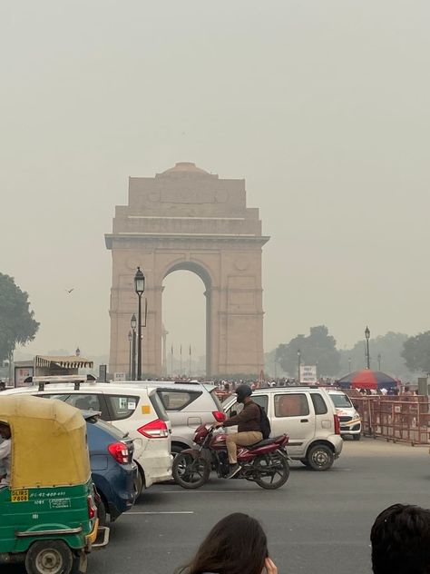 India gate...😊😊 India Gate Snap, Dehli Gate, Gate Of India Mumbai Background, India Gate Photography, Delhi India Gate Photography, India Gate, Gate, India, Street View