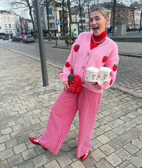 🍓🍓 #colorfuloutfit #pinkoutfit #fashioninspiration | Instagram Pink Gingham Pants Outfit, Maximalist Casual Outfit, Red Hair Pink Outfit, Mismatch Outfit Ideas, Pink And Red Outfit, Mismatch Day, Eclectic Clothing Style, New York Outfit, Dopamine Dressing