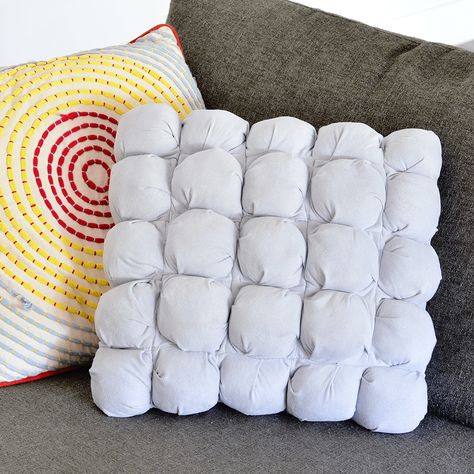 If you’ve ever wanted to add a pinch of squeezable, squish-able, bubble-centric modern art to your living room, this is your big chance. This ultra-textured pillow cover is made by stitching together squares stuffed with hi-loft fiberfill. I love how the extra weight gives a little extra heft and density to the throw pillow—making it as comfy… Pillow Covers Diy, Quilted Pillow Cover, Quilted Pillow Covers, Puff Quilt, Diy Pillow Covers, Quilted Baby Blanket, Make Blanket, Free Sewing Patterns, A Beautiful Mess