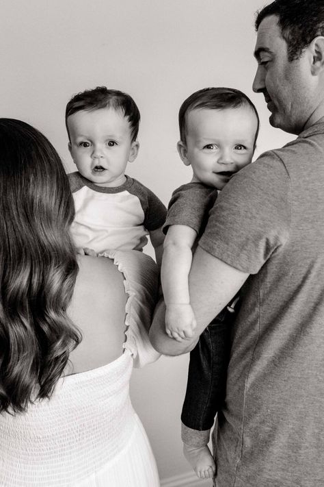 Twin Pics Photo Shoot, Family Of Four Photoshoot Ideas, Family Twin Photoshoot, Family Photo Poses With Twins, Twins Studio Photoshoot, Two Under Two Photoshoot, Twins Portrait Photography, Family Of Four Studio Photoshoot, Twin Family Photoshoot Newborn