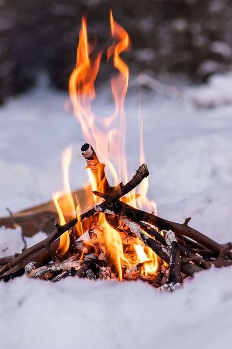 Camp Fire Photography, Bonfire Winter, Christmas Bonfire, Christmas Cabins, Summer Camp Aesthetic, Winter Fire, Android Wallpaper Dark, Solstice Celebration, Photography Winter