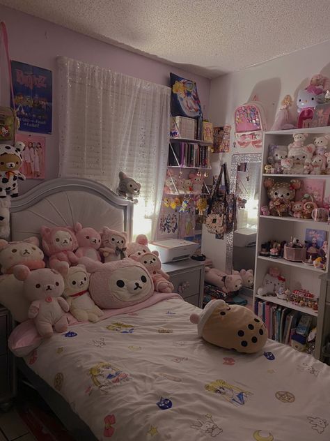 insta berry_kooma Sanrio Room Inspiration, Cute Kawaii Room Ideas, Sanrio Bedroom Decor, Pink Kawaii Room Ideas, Cute Core Room Ideas, Rilakkuma Bedroom, Room Ideas Sanrio, Kawaii Sanrio Room, Kawaii Room Ideas Bedrooms