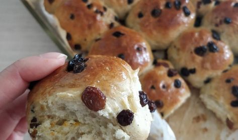 Fluffy Breakfast Raisin buns recipe - Eatmunchlove Raisin Buns Recipe, Raisin Buns, Yeast Buns, Buns Recipe Easy, Buns Recipe, Bun Recipe, Instant Yeast, Bread Rolls, Bread Dough