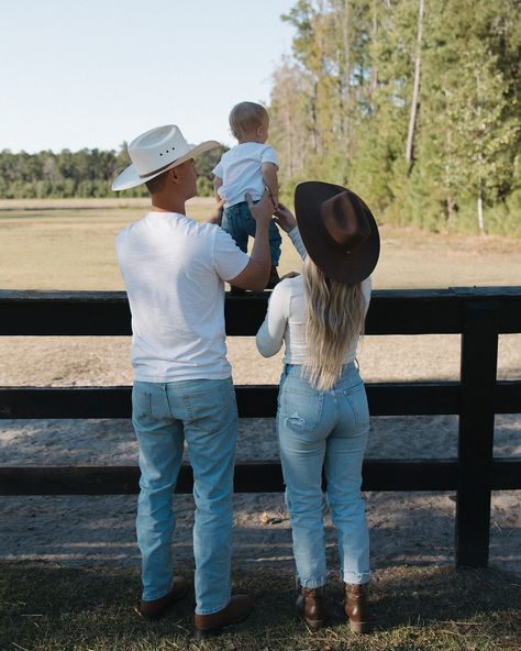 More Horse Farm shoots this fall/winter please🐴 #charlestonphotographer #charlestonphotography #charlestonsc #horsefarm #familyphotoshoot #westernstyle #cowgirl #cowboy #ranchlife #horse Got to capture @heathernicolephotoss family so adorable 🥹 Charleston Photography, Horse Farm, Cowgirl Cowboy, Ranch Life, Horse Farms, Family Photoshoot, Charleston Sc, Western Fashion, Cowboy