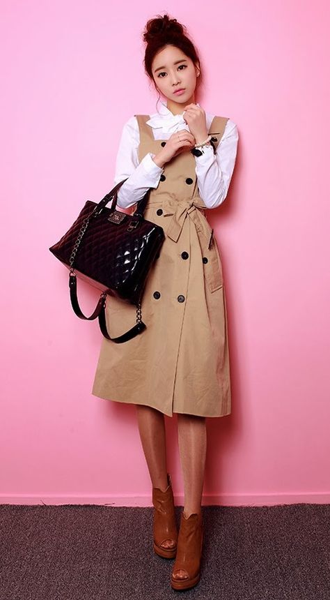 [CHUU] SLEEVELESS TRENCH DRESS Sleeveless Coat Dress, Sleeveless Trench Outfit, Trench Dress Outfit, Pocket Trench Dress, Sleeveless Trench Coat Dress, Sleeveless Trench Dress, Summer Beige Sleeveless V-neck Dress, Sleeveless Trench Coat, Sleeveless Trench