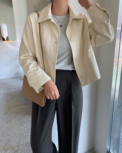 Uniqlo Jacket Outfit, Cream Jacket Outfit, Outer Outfit, Uniqlo Jacket, Casual Leather Jacket Outfit, Uniqlo Jackets, Simple Casual Outfits, Casual College Outfits, Korean Casual Outfits