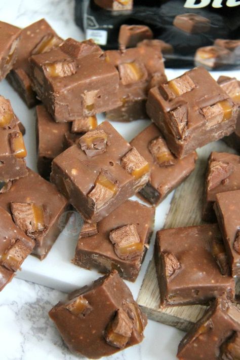 Slow Cooker Fudge, Mint Fudge, Bar Bites, Easy Fudge, Janes Patisserie, Mars Bar, Tray Bake Recipes, Fudge Recipes Easy, Tray Bake