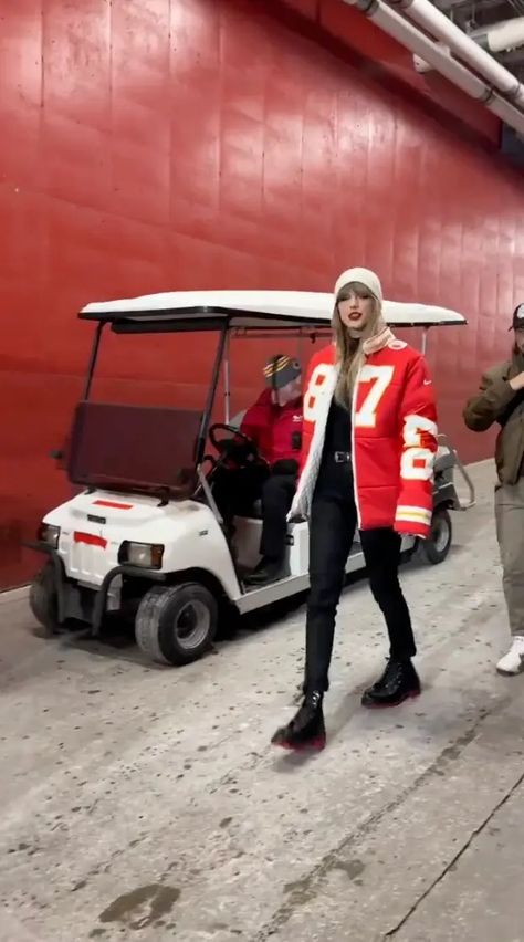 Taylor Swift bundles up in custom jersey jacket to cheer on Travis Kelce at Chiefs vs. Dolphins game in ‘dangerously cold’ KC Chiefs Jacket, Support Boyfriend, Travis Kelce Jersey, Kelce Chiefs, Small Black Purse, Chiefs Game, Lesbian Fashion, Nike Air Force 1s, Blonde Cat