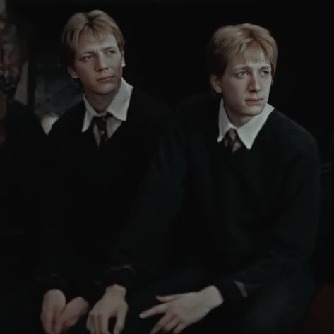 Fred E George Weasley, Fred And George, Weasley Aesthetic, Weasley Family, Glume Harry Potter, Phelps Twins, Harry Potter Icons, Oliver Phelps, Fred And George Weasley