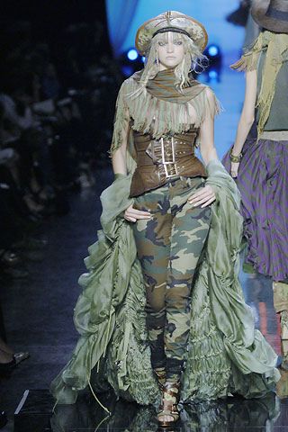 Love the mix of the camo with the flowing skirt! 2008 Fashion, Military Inspired Fashion, Army Dress, Army Look, Paul Gaultier Spring, Pirate Fashion, Camouflage Outfits, Camo Dress, Camo Fashion