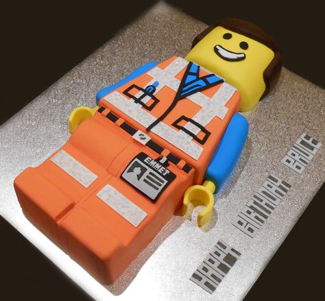 Lego Emmet Birthday Cake - by Nada's Cakes Canberra Lego Emmet Cake, Lego Movie Cake, Mac Cake, Emmet Lego, 7th Birthday Cakes, 5th Birthday Cake, Lego Cake, Dragon Party, Lego Construction