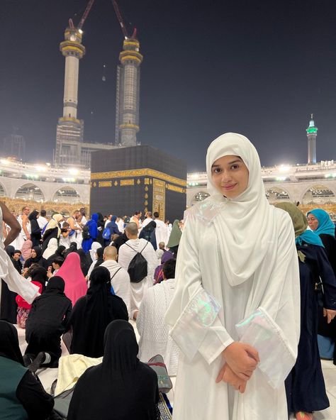 Jannat Zubair Hijab Pic, La Illa Ha Illallah Wallpaper, Zack Knight, Anne Hathaway Style, Video Hijab, Makkah Madina, Jannat Zubair, Disney Inspired Fashion, Bicycle Art