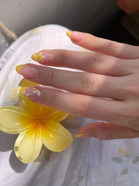 Easy Yellow Nail Designs, Funky Almond Nails Colorful, Nail Art Yellow Ideas, Italian Vacation Nails, Yellow Beach Nails, Aesthetic Yellow Nails, Nude Shellac Nails, Colorful Vacation Nails, French Nails Yellow