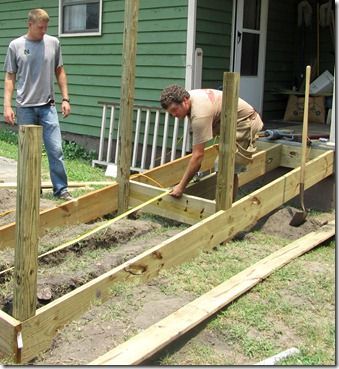 Wood Ramp Design, Building A Ramp, Lake Cabin Decorating Ideas, Porch Ramp, Backdoor Steps, Wheelchair Ramp Diy, Porch With Ramp, Wheelchair Ramp Design, Diy Stairs Outdoor