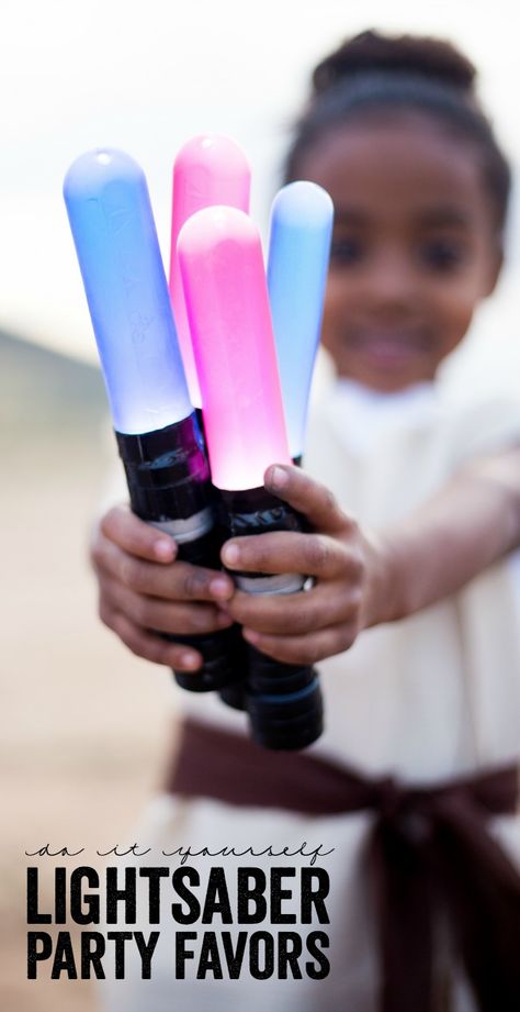 Make these adorable DIY Lightsaber Party Favors for your next Star Wars party - or just for fun! Diy Kids Party Favors, Star Wars Party Favors, Diy Lightsaber, Diy Kids Party, Kid Costume, Star Wars Crafts, Star Wars Light, Diy Star, Star Wars Diy