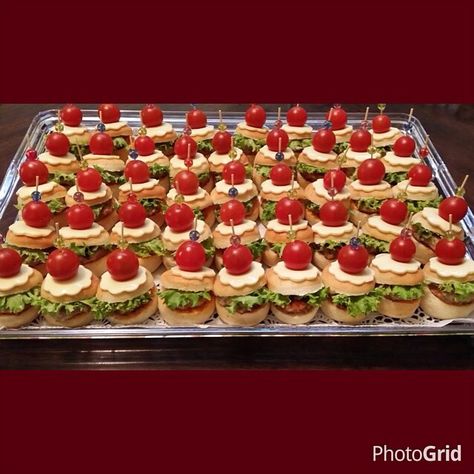 Yummy mini sandwiches Mini Sandwich Board, Mini Sandwiches For Parties, Mini Aperitivos, Mint Syrup, Pomegranate Recipes, Mini Appetizers, Sandwich Bar, Decorações Com Comidas, Party Sandwiches