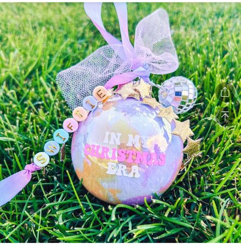 Personalized Glitter Ornaments, Glitter Inside Ornaments Diy, Diy Ornaments For Teens, Taylor Swift Ornaments Diy, Diy Taylor Swift Ornaments, Friendship Ornaments Diy, Taylor Swift Ornament Diy, Clear Ornaments Diy, Diy Clear Ornament Ideas