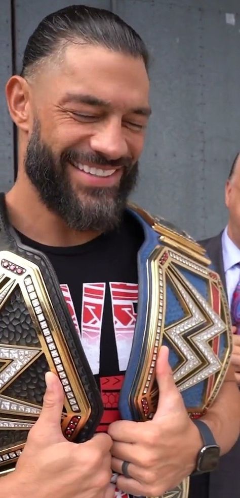 Roman Reigns Shield, Roman Reigns Tattoo, Samoan Dynasty, Roman Reigns Family, Roman Reigns Smile, Roman Reigns Shirtless, Roman Reigns Wwe Champion, Wwe Pictures, Gorgeous Man