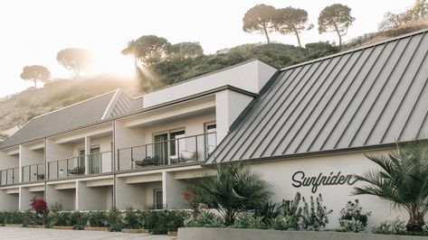 Across the United States, run-down motels and motor lodges from the 1950s and 1960s are being given a new lease of life as contemporary hotels. Surfrider Malibu, Malibu Landscape, California Beach House, Malibu Pier, Contemporary Hotel, Surf Camp, Surf Culture, California Surf, Rooftop Restaurant