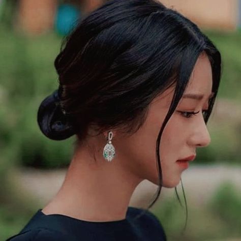 Shin Min Ah Fashion, Funky Hairstyles For Long Hair, Hairstyle Short Hair, Seo Yeji, Ok Ko, Ye Ji, Hairstyle Short, Real Model, Long Hair With Bangs