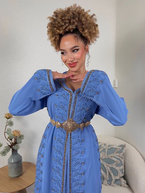 Curly girl, curly hair, moroccan wear, afro hairstyle, tekshita, caftan, jelaba, traditional clothes Moroccan Hairstyles, Arab Lifestyle, Blue Caftan, Moroccan Kaftan, Moroccan Dress, Moroccan Caftan, Curly Girl Hairstyles, Traditional Clothes, Moroccan Style