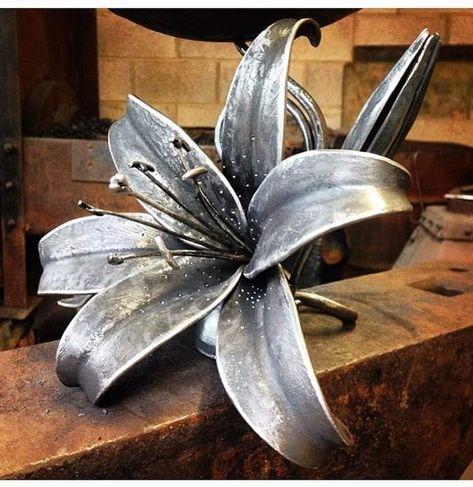 Metal Flower Art, Metal Roses, Welding Crafts, Art Projects Ideas, Metal Fabrication Tools, Blacksmith Projects, Metal Artwork Wall, Welding Art Projects, Metal Garden Art