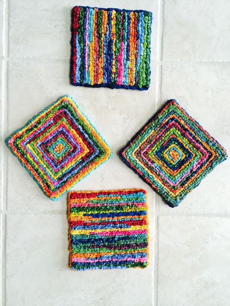 Hooking Rugs, Rag Rug Diy, Rag Rug Tutorial, Locker Hooking, Rug Hooking Designs, Braided Rug Diy, Braided Rag Rugs, Crochet Rag Rug, Rug Tutorial