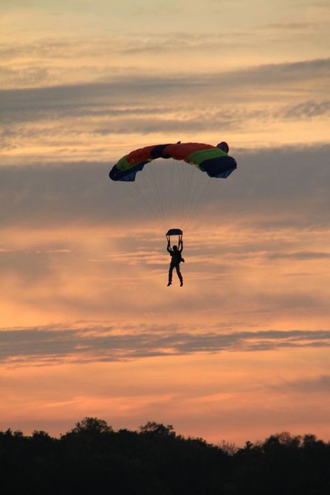 Jumping Tattoo, Base Jump, Sky Diving, Drømme Liv, Base Jumping, Adventure Aesthetic, Adventure Bucket List, Parasailing, Dream Lifestyle