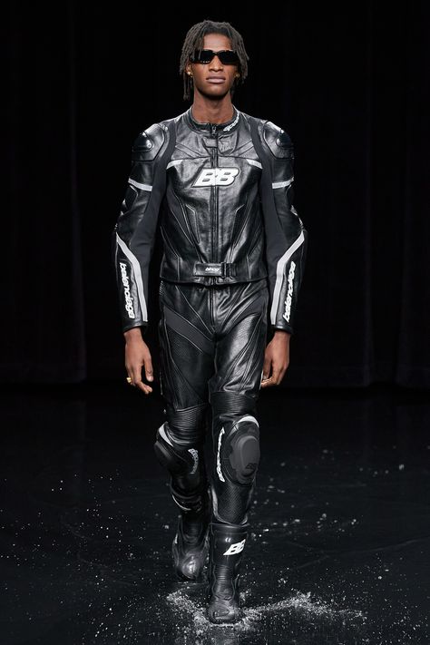 Balenciaga 2020, Balenciaga Runway, Balenciaga Spring, Balenciaga Men, Style Royal, Concept Clothing, Moda Paris, Racing Suit, Fashion Show Collection