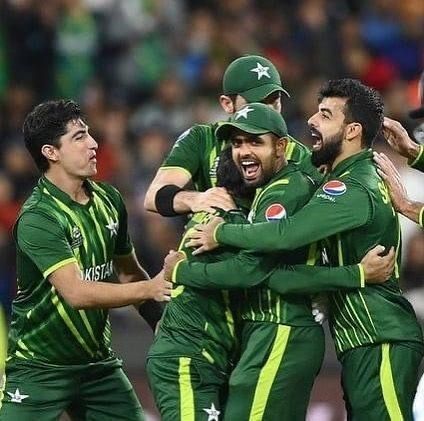 Pakistani Cricket Team, Pakistani Team, Cricket Images, Pakistan Team, Cricket Pakistan, Pak Cricket, Cricket Time, Cricket Lover, Team Green