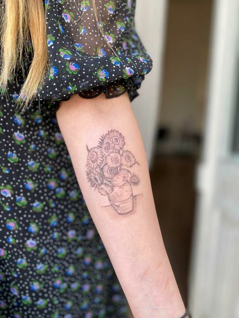 Sunflowers Van Gogh Tattoo, Van Gogh Flower Tattoo, Van Gogh Tattoo Black And White, Minimalist Van Gogh Tattoo, Van Gogh Sunflower Tattoo, Van Gogh Tatuaje, Process Tattoo, Sunflowers Tattoo, Abstract Flower Tattoos