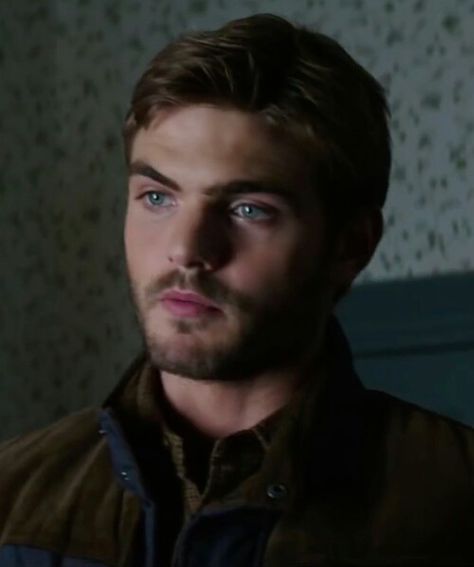 Alex Roe (5th Wave: Evan Walker)