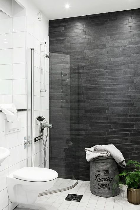 Dark Grey Tile Bathroom, Modern Bathroom Wall Decor, Spa In Casa, Gray Shower Tile, Bathroom Feature Wall, Black Tile Bathrooms, Grey And White Bathroom, Dark Gray Bathroom, Gray And White Bathroom