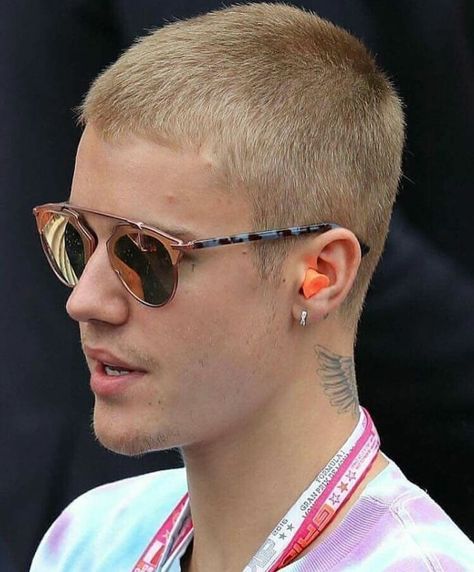 Justin Bieber 2017 Justin Bieber Short Hair, Justin Bieber Style, Men's Short Hair, Justin Bieber Pictures, Classy Men, Adam Levine, Side Profile, Buzz Cut, Chris Brown