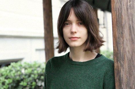 Stacy Martin Daily : Photo Stacy Martin, Lob Hairstyle, Beauty Tips For Hair, Girl Short Hair, Hair Reference, Daily Photo, Hair Designs, Hat Hairstyles, Pretty Hairstyles