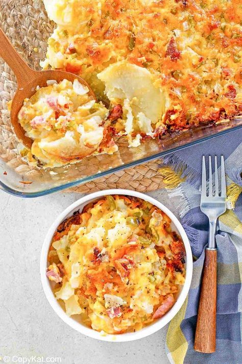 Cheesy Scalloped Potatoes and Ham Casserole has onion and bell pepper for extra flavor. Get the easy recipe and see how simple it is to make this tasty side dish. Just a few minutes of prep then bake it in the oven. You'll enjoy layers of sliced potatoes, ham, cheese, bell pepper, onion, and cream sauce. #potatoes #potatorecipes #scallopedpotatoes #sidedishrecipes #ham #hamrecipes #casserolerecipeeasy Potatoes And Ham Casserole, Cheesy Scalloped Potatoes And Ham, Potatoes And Ham, Ham And Potato Casserole, Cheesy Scalloped Potatoes, Scalloped Potatoes And Ham, Ham Casserole, Leftover Ham Recipes, Fancy Dinner Recipes