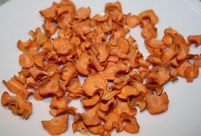 Dehydrate Carrots, Treats For Rabbits, Carrots In Oven, Carrot Chips, Raw Dessert Recipes, Overnight Oats Healthy, Dehydrated Fruit, Dried Vegetables, Cooked Carrots