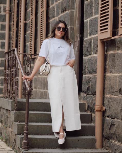 Tonal perfection. 🤍 @ash_bagga steps out in our new mesh Surfbird. #inbared . . . . #baredfootwear Mesh Ballet Flats | White Shoes |… | Instagram White Mesh Ballet Flats Outfit, Mesh Ballet Flats Outfit, Ballet Flats White, Shoes Instagram, Ballet Flats Outfit, White Flat Shoes, Shoes Comfy, Flats Outfit, Monochrome Outfit