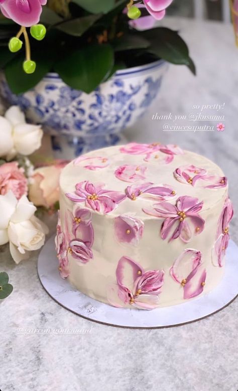 Flowers On Side Of Cake, Spring Birthday Cake For Women, Flower Cakes Birthday, Spring Theme Cake, Summer Cake Designs, Floral Cake Design, Flower Cake Design, Chocolate Oreo Cake, Simple Cake Designs