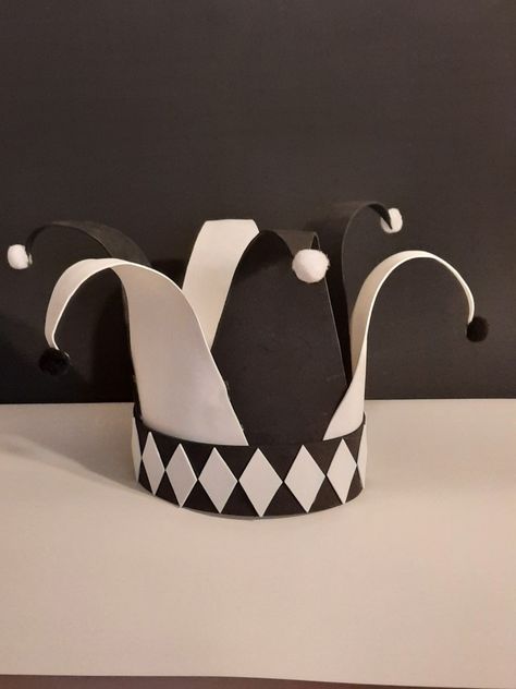 Diy Black And White Clown Costume, Evil Clown Costume Diy, Clown Cosplay Outfit, Black And White Clown Outfit, Diy Clown Hat, Diy Circus Costume, Black And White Clown Costume, Clown Inspired Outfit, Goth Clowncore