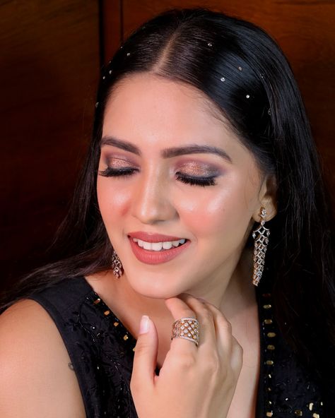 Ready to dazzle the night away with this glamorous cocktail look✨ Radiating confidence & beauty 🖤🖤 . . HMUA - @makeup_by_priyalandkhushi #makeupartist #bridalmakeup #bride #mumbai #reels #hairstylist #explore #foryou #india #reelsinstagram Cocktail Look Makeup, Cocktail Makeup Looks, Sangeet Makeup Look, Cocktail Makeup, Cocktail Look, Bridal Makeup, Mumbai, Hair Stylist, Makeup Artist