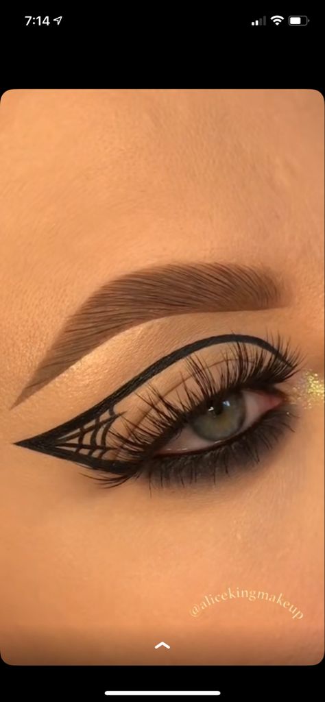 Halloween Eye Makeup Hooded Eyes, Spider Eyeshadow, Bat Eye Makeup, Easy Halloween Makeup Ideas Simple, Spider Web Eye Makeup, Easy Halloween Eye Makeup, Spider Eyeliner, Spider Web Eyeliner, Web Eyeliner