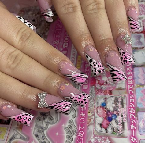 200s Nails Design, Nail Designs 90s, 2yk Nails, Stilleto Y2k Nails, Zebra Print Nails Y2k, Y2k Nail Inspo Cheetah Print, Mcbling Nails, Nails Pink Acrylic, Pink Zebra Nails Y2k