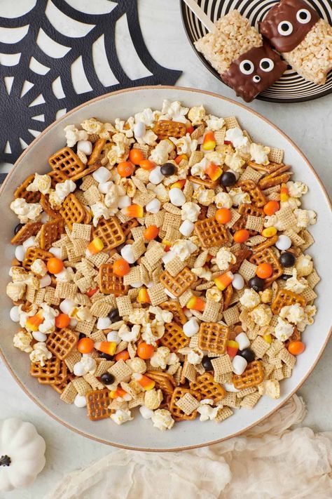 Halloween Salty Snacks, Halloween Snack Bar, Feelgoodfoodie Recipes, Chex Treats, Halloween Trail Mix Recipe, Halloween Chex Mix Recipes, Halloween Trail Mix, Feel Good Foodie, Halloween Snack Mix